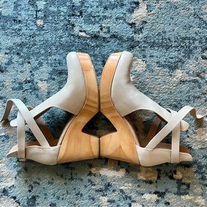 FREE PEOPLE “Afterglow” Ivory Suede Cedar Clogs🌿 39